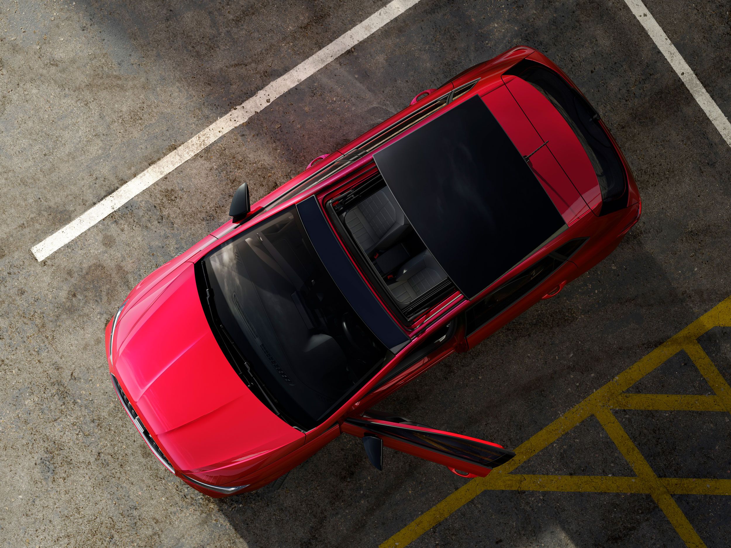 Pohľad zhora na červený SEAT Ibiza s otvoreným strešným oknom.