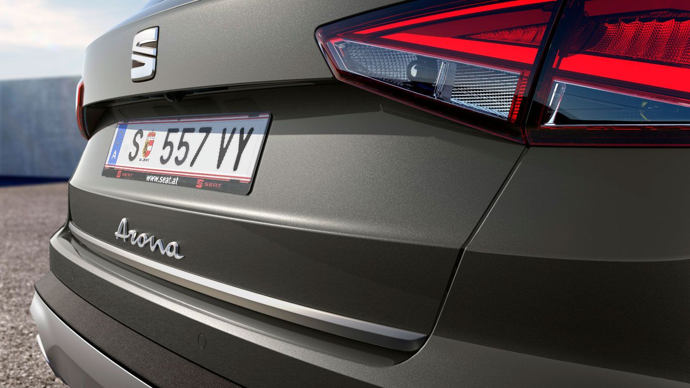 Detail na zadné dvere SEAT Arona. Vidieť tiež zadné svetlá, logo SEAT a názov modelu "Arona".