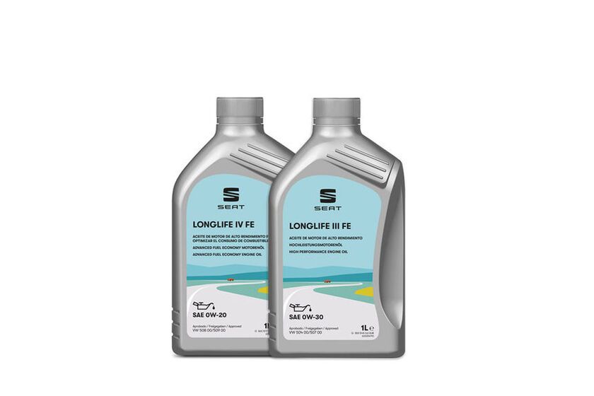 Dve fľaše motorového oleja na bielom pozadí.