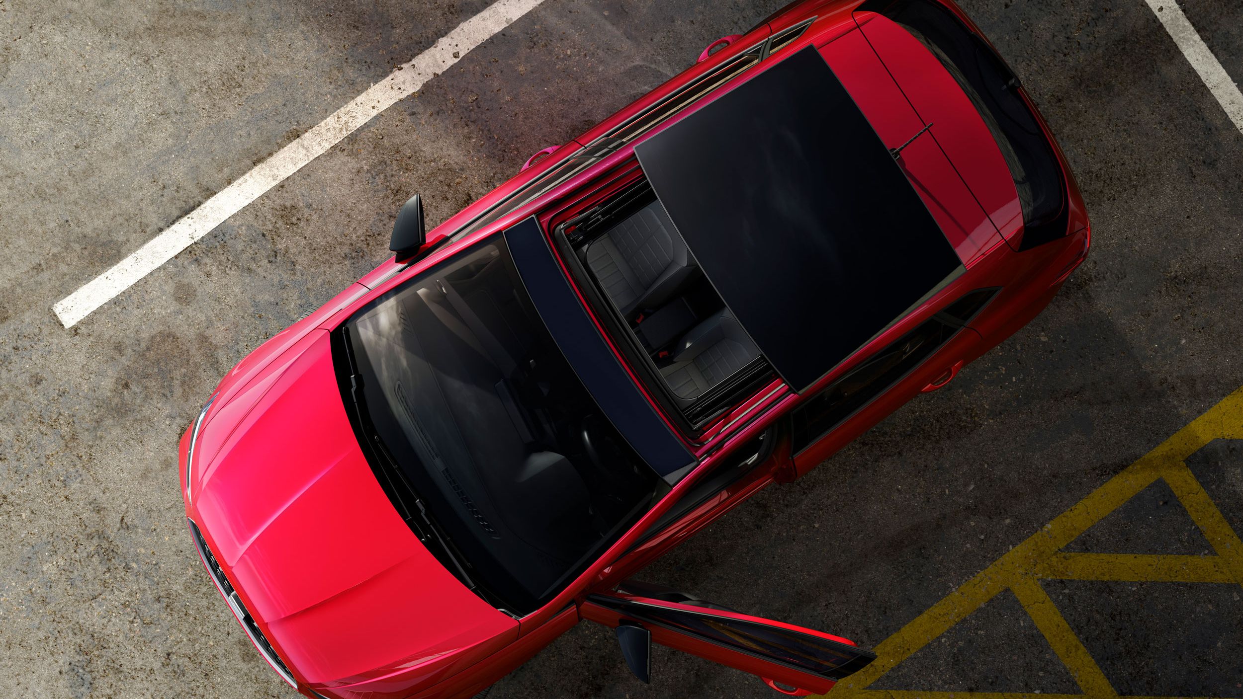 Pohľad zhora na červený SEAT Ibiza s otvoreným strešným oknom.