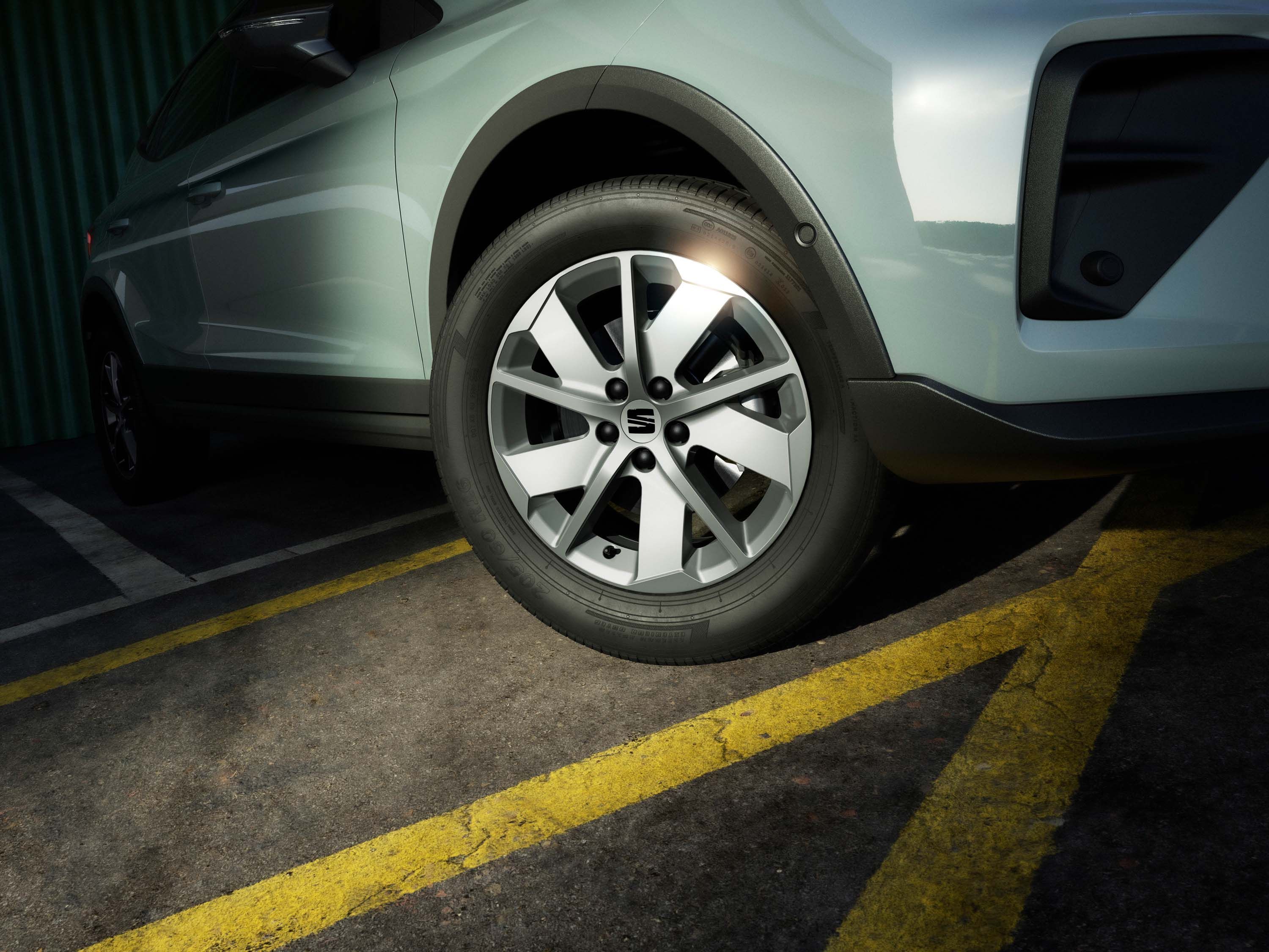 Detailný pohľad na 16-palcové dizajnové disky z ľahkej zliatiny modelu SEAT Arona