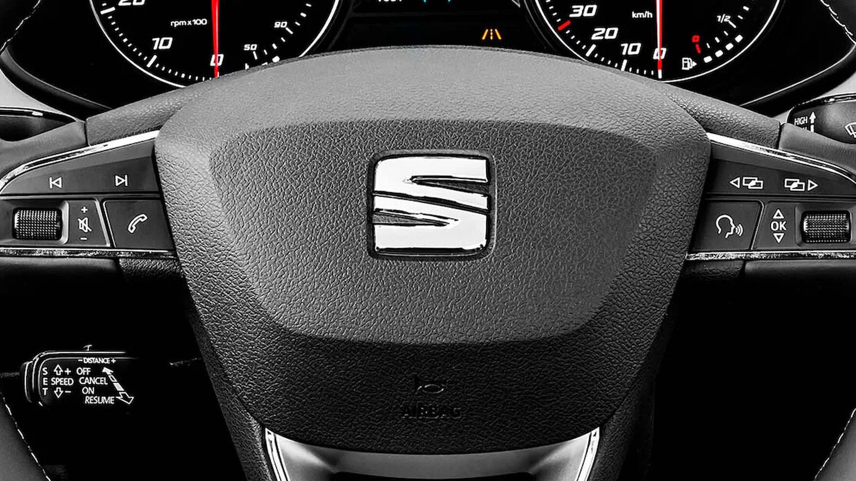 Pohľad na multifunkčný volant. Čiastočne vidieť okolie volantu.