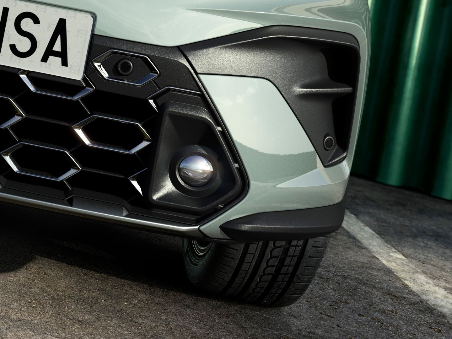 SUV Seat stojaci v modernej garáži ohraničenej zelenými stĺpmi a betónovými rampami. Fotografia je nasnímaná z nízkeho uhla, zvýrazňujúc prednú časť vozidla.