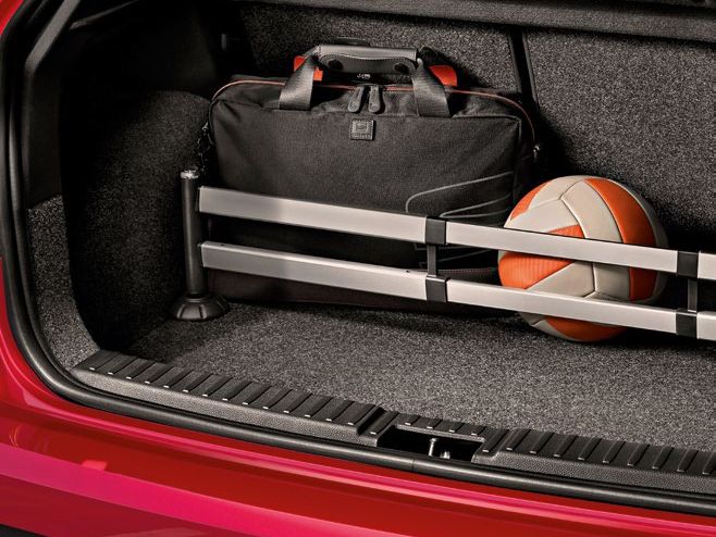 Otvorené veko batožinového priestoru s čiernou taškou a basketbalovou loptou. Taška je upevnená pomocou teleskopickej tyče.