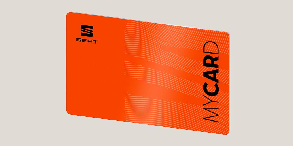 Oranžová karta SEAT My Card na svetlom podklade.
