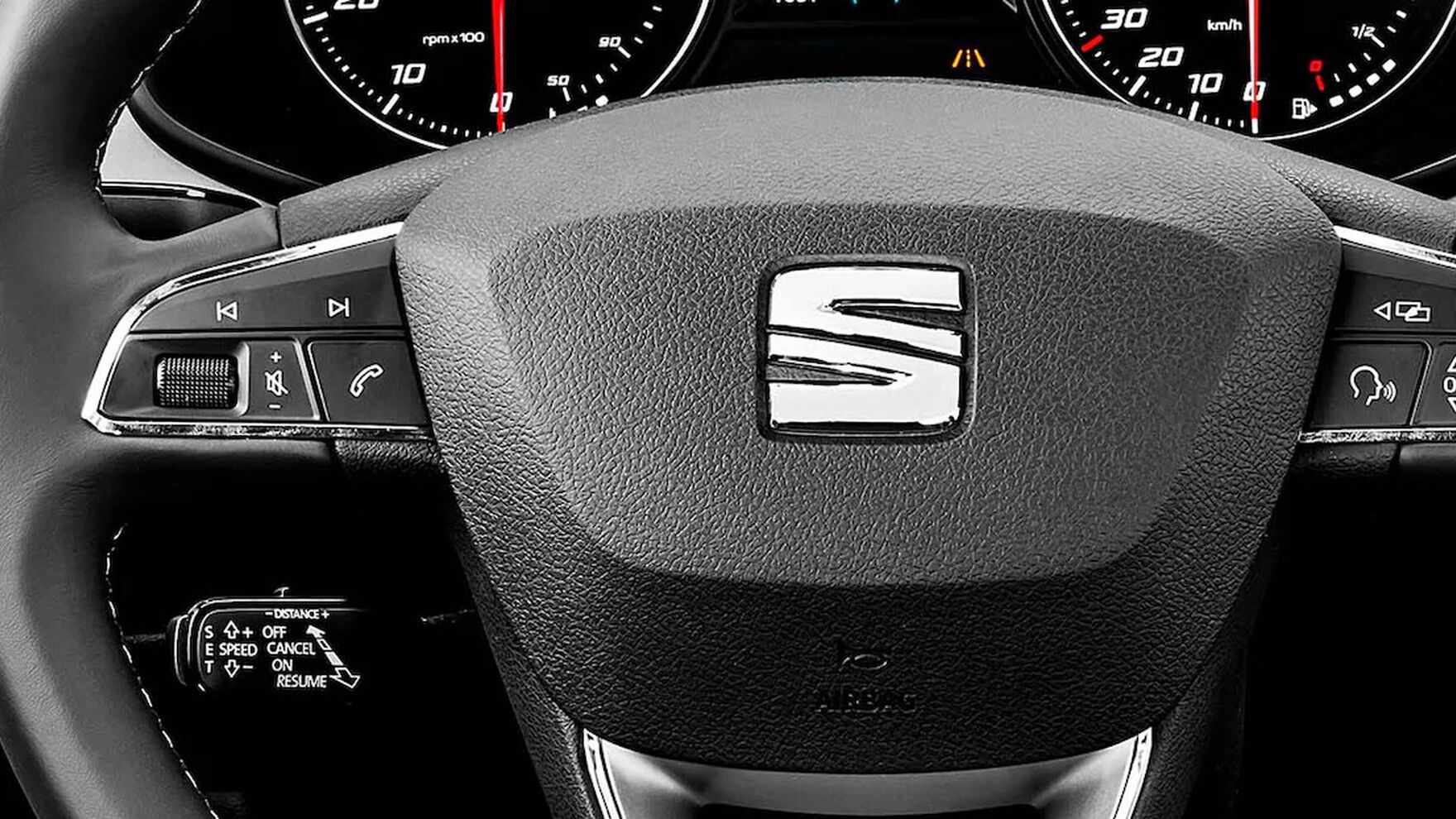 Pohľad na multifunkčný volant. Čiastočne vidieť okolie volantu.