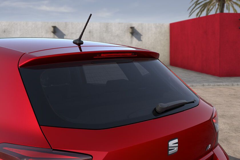 Červený SEAT Ibiza zaparkovaný pred biely a červeným múrom. Detail na zadné partie vozidla.