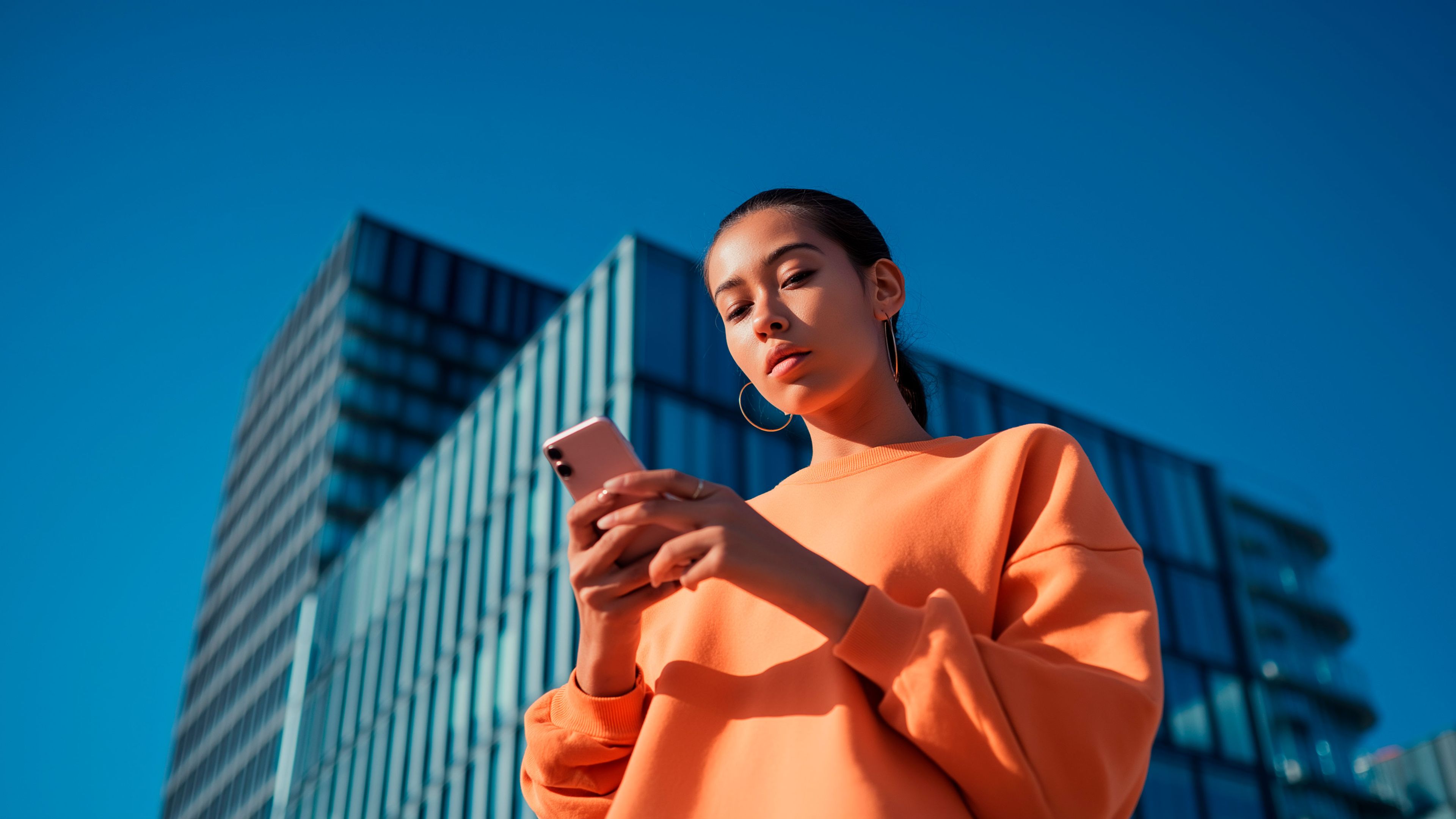 Osoba drží svoj smartfón a kontroluje funkciu SEAT CONNECT.