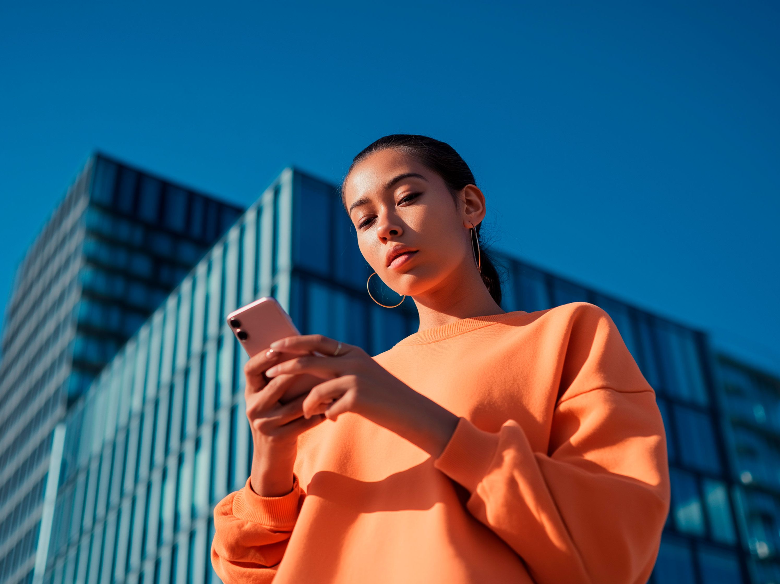 Osoba drží svoj smartfón a kontroluje funkciu SEAT CONNECT.