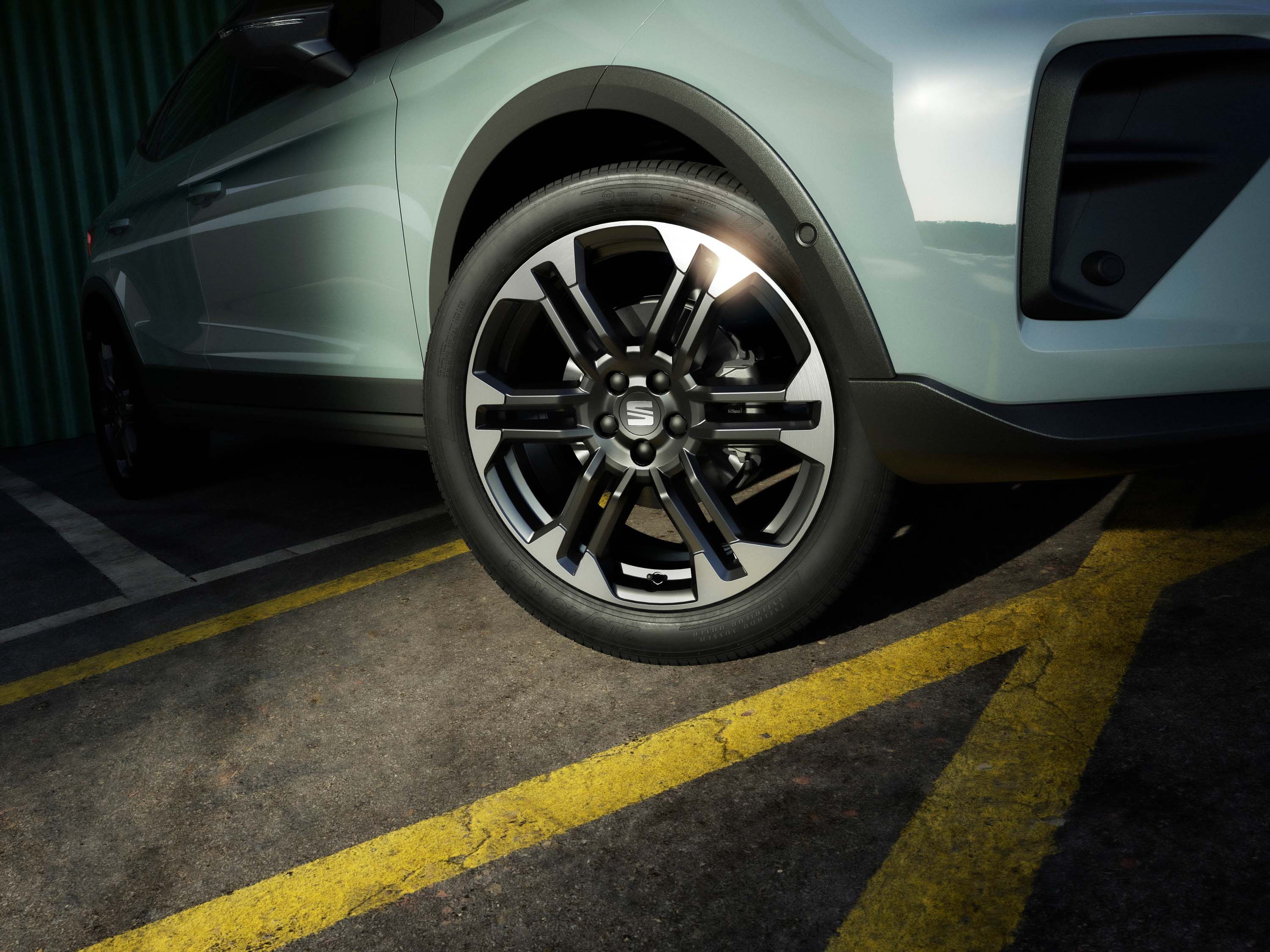 Detailný pohľad na 18-palcové výkonné frézované disky z ľahkej zliatiny modelu SEAT Arona