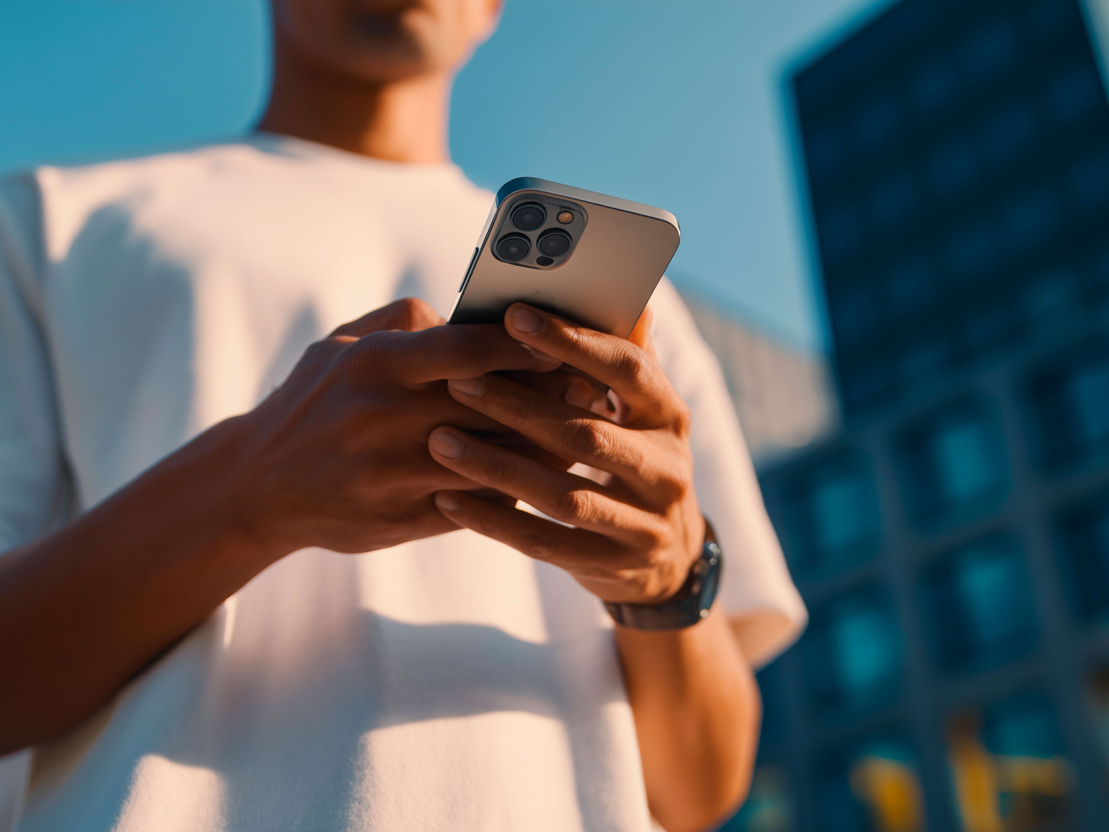 Muž používa svoj smartfón, aby demonštroval, aké jednoduché je získať diaľkový prístup k autu pomocou aplikácie My SEAT.