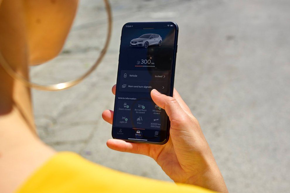 Eine Frau hält ein Smartphone in der Hand.