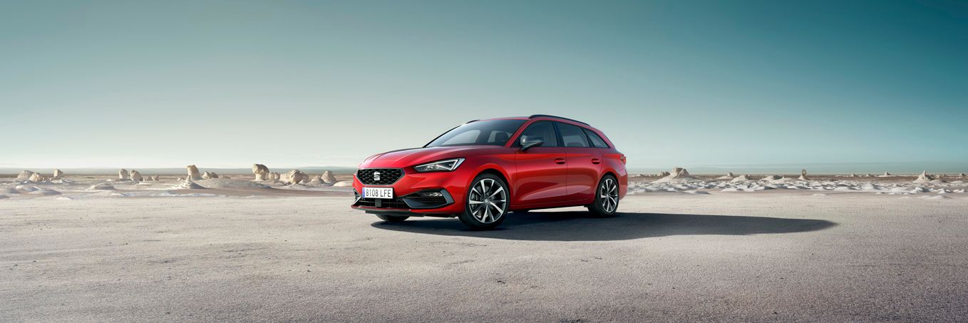 SEAT Leon zaparkovaný na pustej pláni. Scénu dotvára čisté modré nebo.