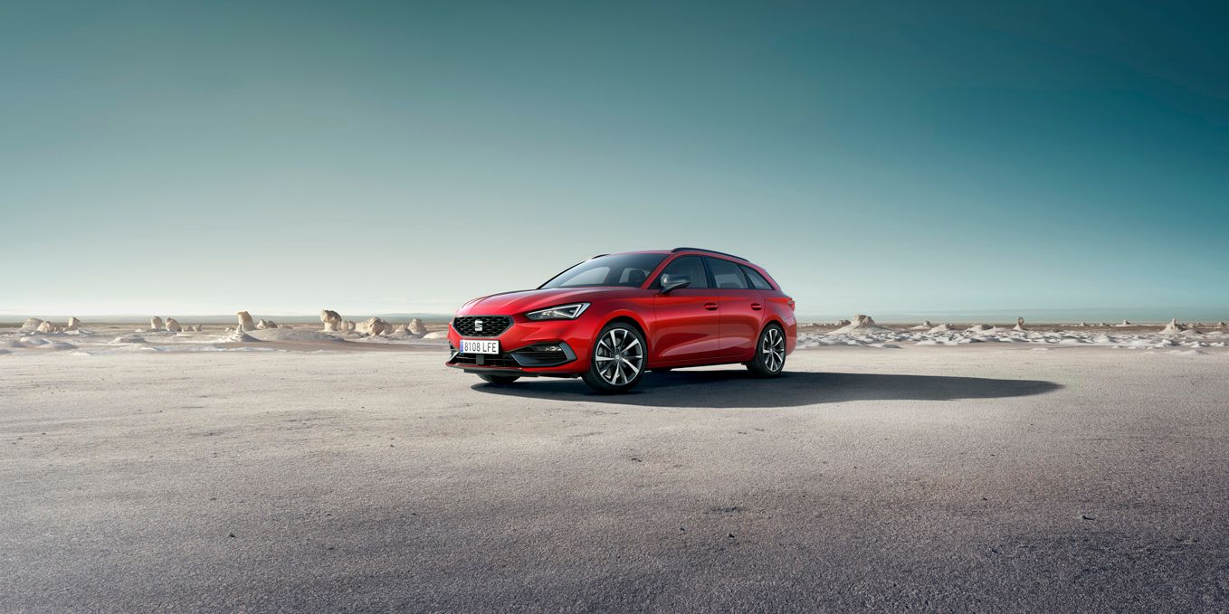 SEAT Leon zaparkovaný na pustej pláni. Scénu dotvára čisté modré nebo.