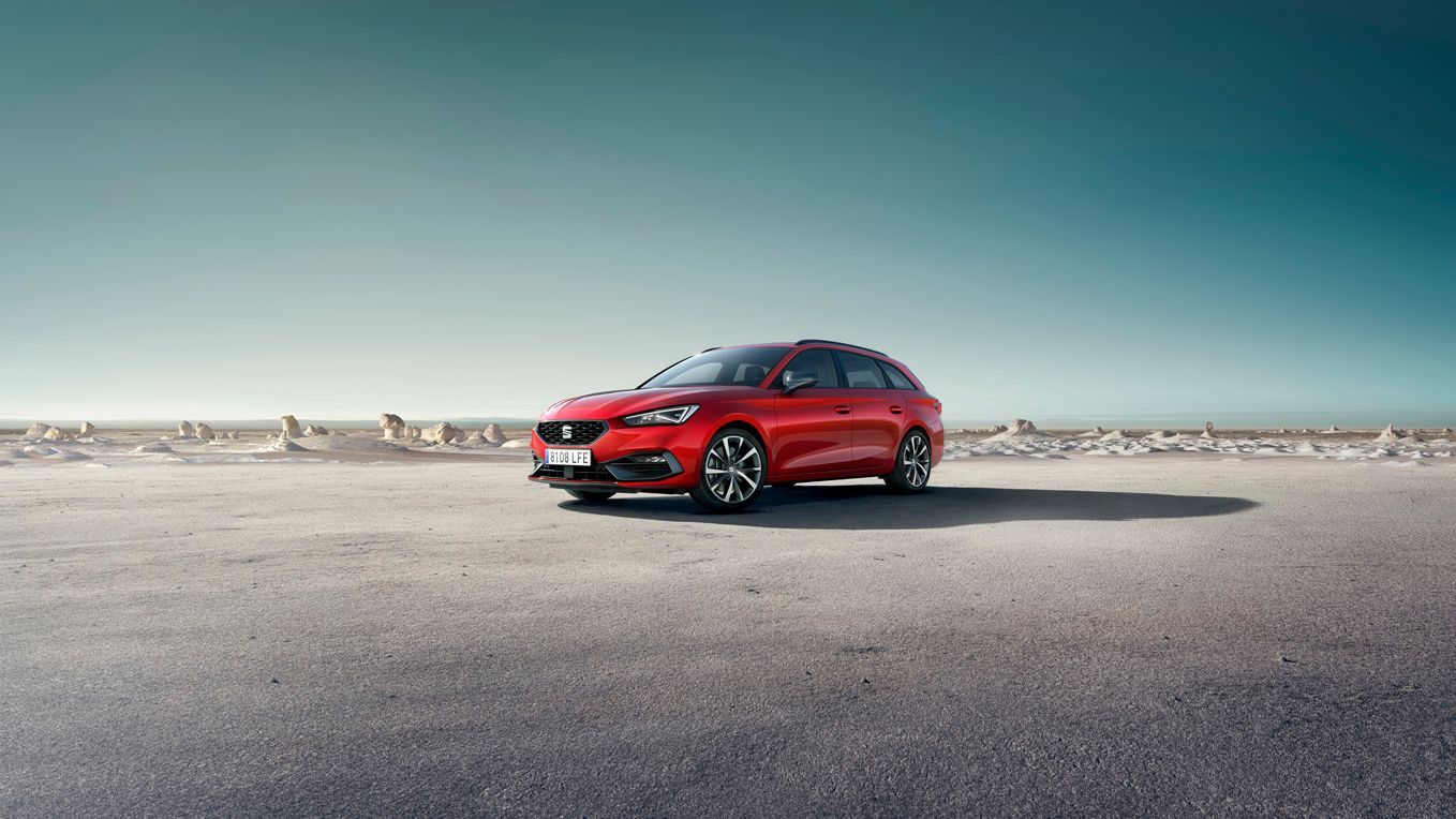 SEAT Leon zaparkovaný na pustej pláni. Scénu dotvára čisté modré nebo.