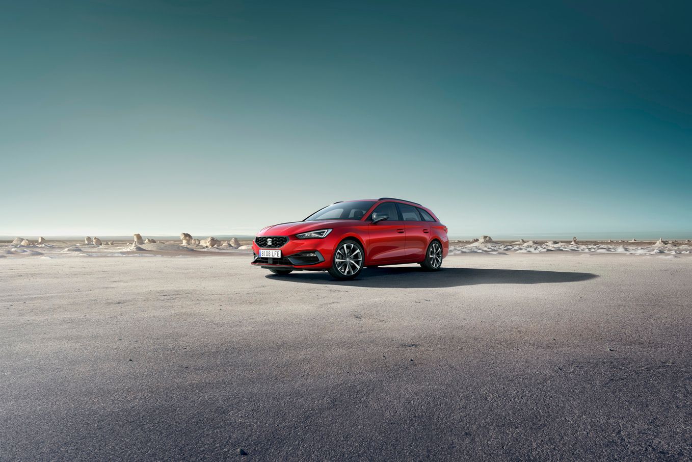 SEAT Leon zaparkovaný na pustej pláni. Scénu dotvára čisté modré nebo.