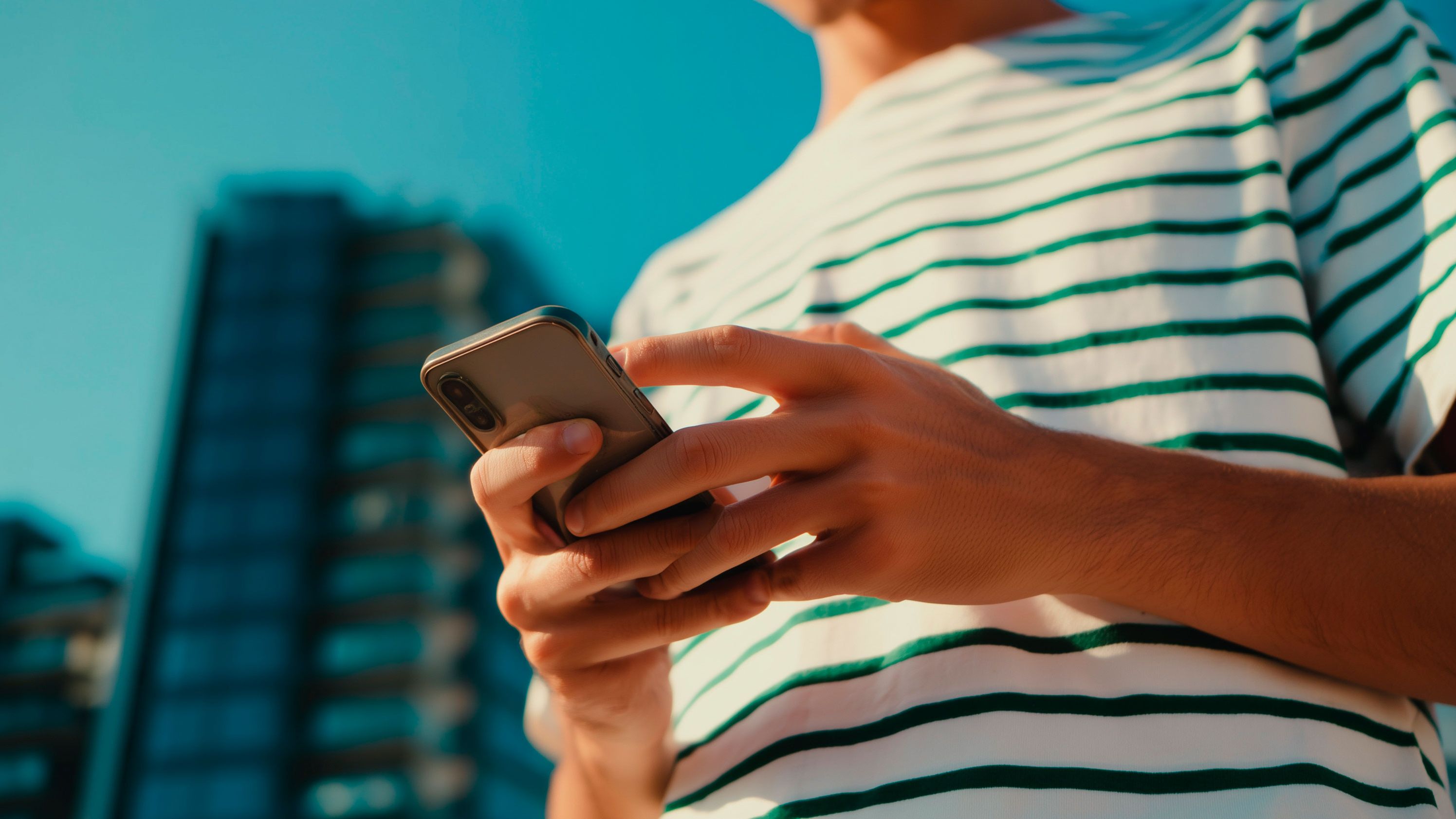 Osoba drží svoj smartfón a používa aplikáciu My SEAT.