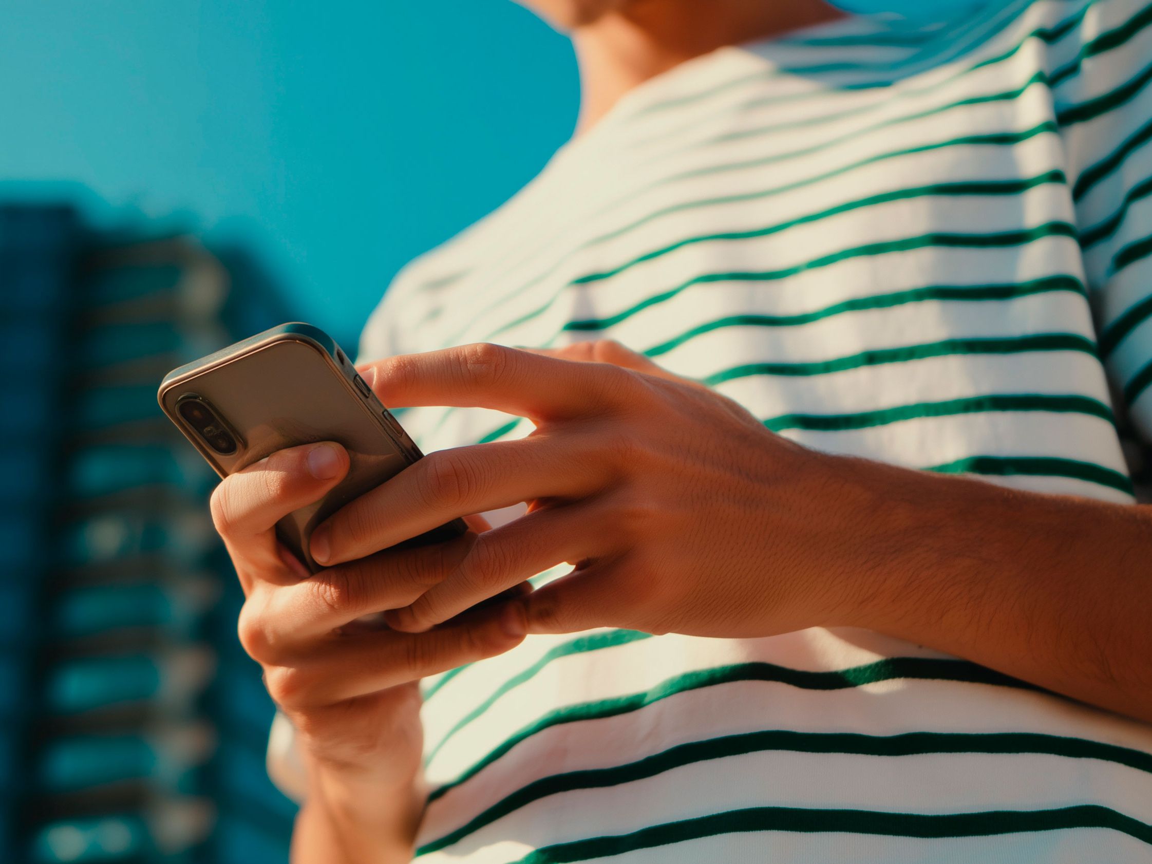 Osoba drží svoj smartfón a používa aplikáciu My SEAT.