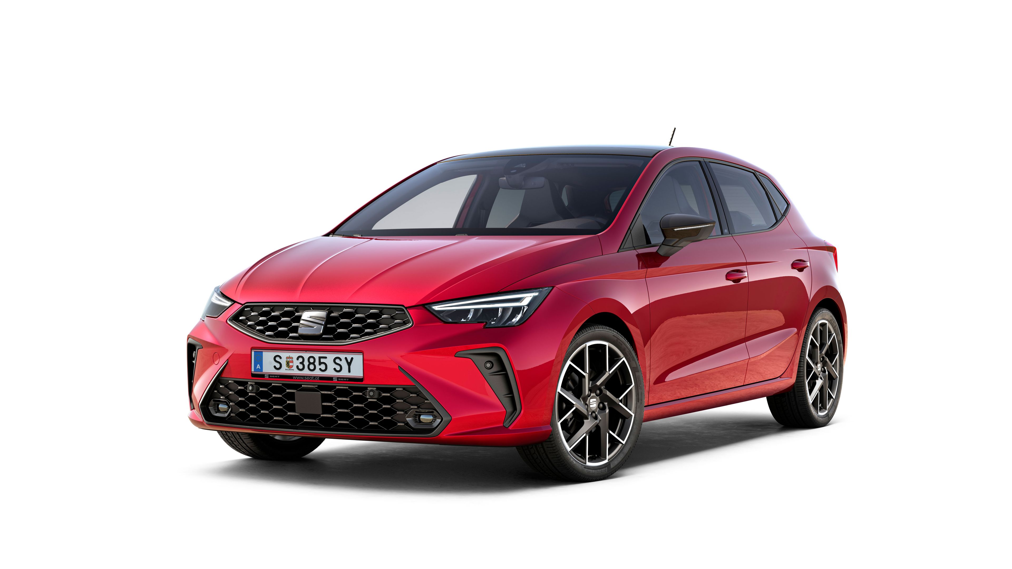 Červený Seat Ibiza FR na bielom pozadí. Má moderný dizajn s ostrými líniami, čierne kryty spätných zrkadiel a športové disky. 