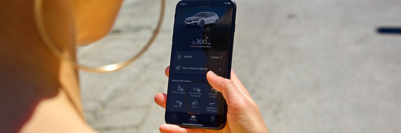 Eine Frau hält ein Smartphone in der Hand.