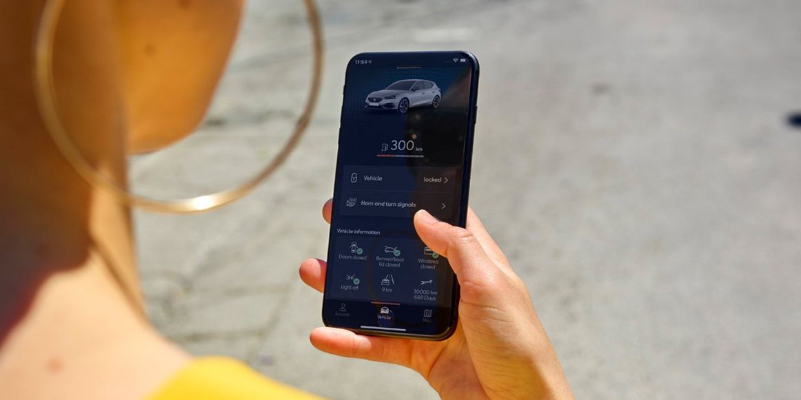 Eine Frau hält ein Smartphone in der Hand.