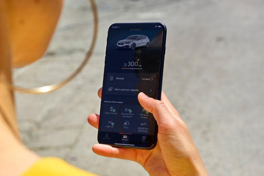 Eine Frau hält ein Smartphone in der Hand.